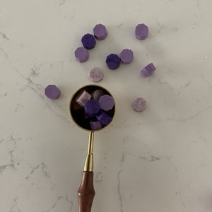 Sealing Wax Granules, mixed purples in melting spoorn